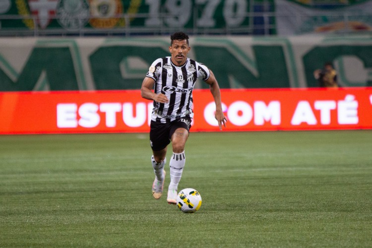 Volante Fernando Sobral com a bola no jogo Palmeiras x Ceará, no Allianz Parque, pelo Campeonato Brasileiro Série A