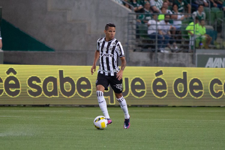 Atacante Erick com a bola no jogo Palmeiras x Ceará, no Allianz Parque, pelo Campeonato Brasileiro Série A