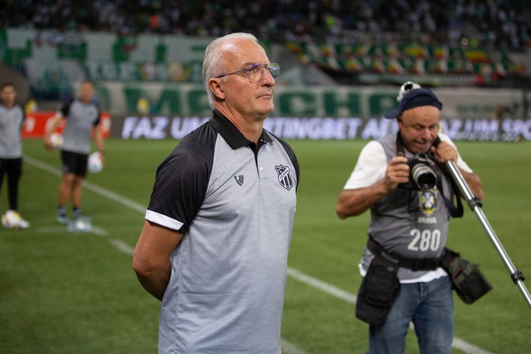 Técnico Dorival Júnior à beira do campo no jogo Palmeiras x Ceará, no Allianz Parque, pelo Campeonato Brasileiro Série A