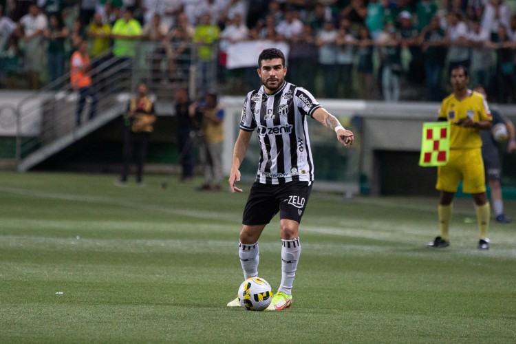 Volante Richardson com a bola no jogo Palmeiras x Ceará, no Allianz Parque, pelo Campeonato Brasileiro Série A