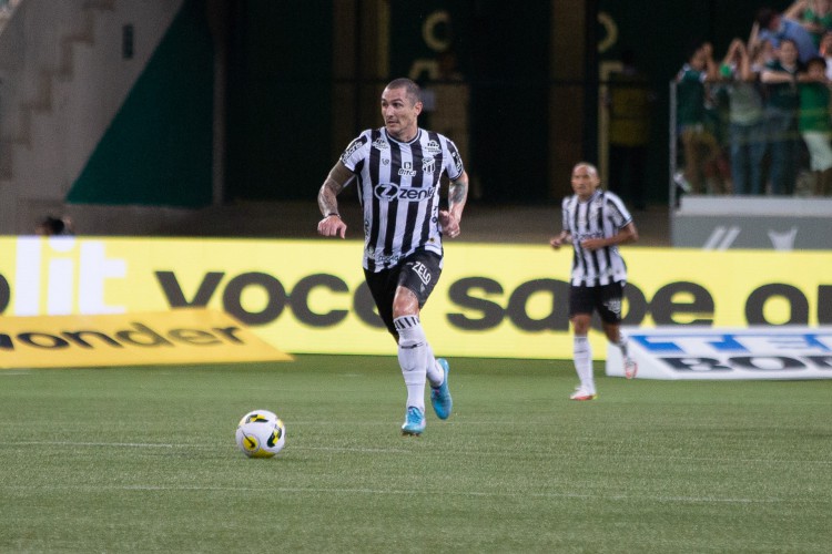 Meia Vina com a bola no jogo Palmeiras x Ceará, no Allianz Parque, pelo Campeonato Brasileiro Série A