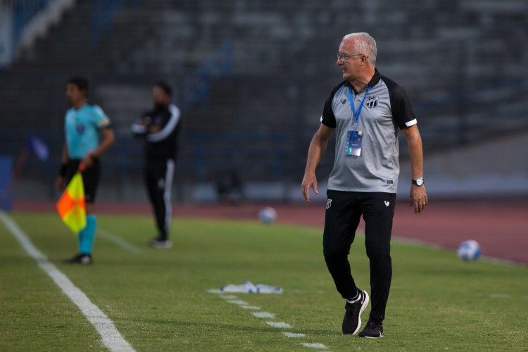 Técnico Dorival Júnior à beira do campo no jogo Deportivo La Guaira x Ceará, no estádio Olímpico, em Caracas, pela Copa Sul-Americana