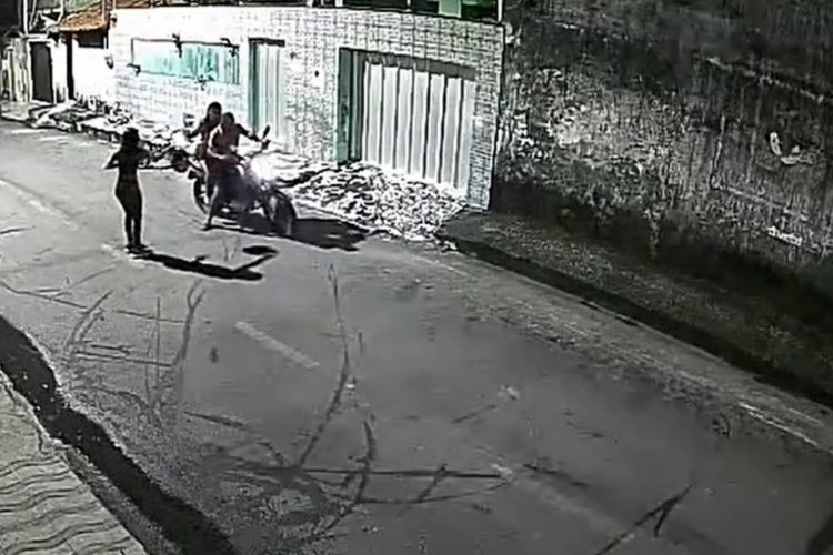 Vídeo mostra homem se jogando na frente da moto para abordar a vítima