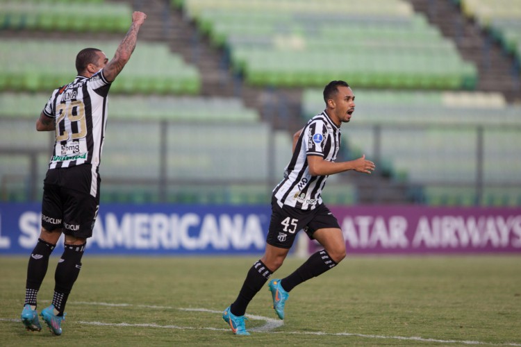 Meia-atacante Lima comemora gol no jogo Deportivo La Guaira x Ceará, no estádio Olímpico, em Caracas, pela Copa Sul-Americana