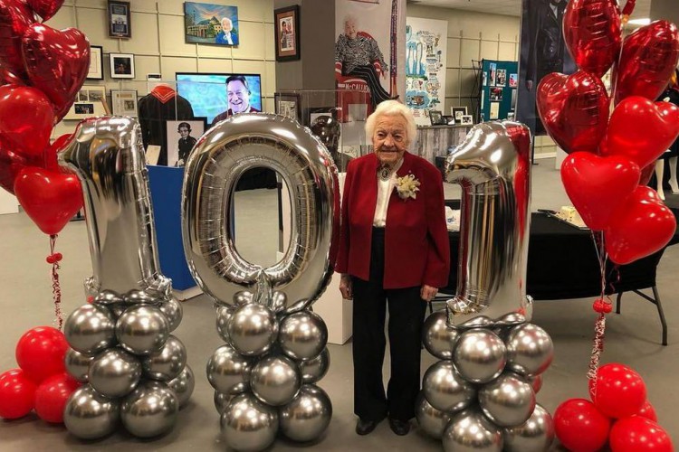 Hazel McCallion, de 101 anos, renovou o contrato de trabalho no Canadá e vai permanecer no emprego até 2025