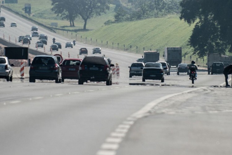 SÃO PAULO, SP, BRASIL,  11-05-2013, 11h30: Movimentação na rodovia dos Bandeirantes, em São Paulo. (Foto: Marcelo Camargo/ABr)