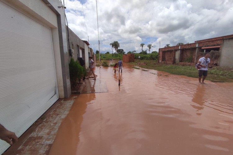 Casas foram invadias pela forte correnteza em vários bairros da cidade de Barbalha, na quinta-feira, 14, após o transbordamento do canal do Rio Salamanca