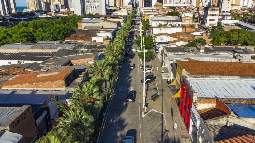 Interdição na av. Monsenhor Tabosa é realizada para melhorias no abastecimento da Praia de Iracema, conforme a Cagece