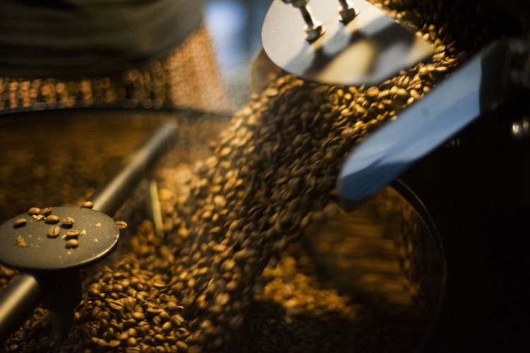 Pequenas torrefações preparam grãos especiais de café