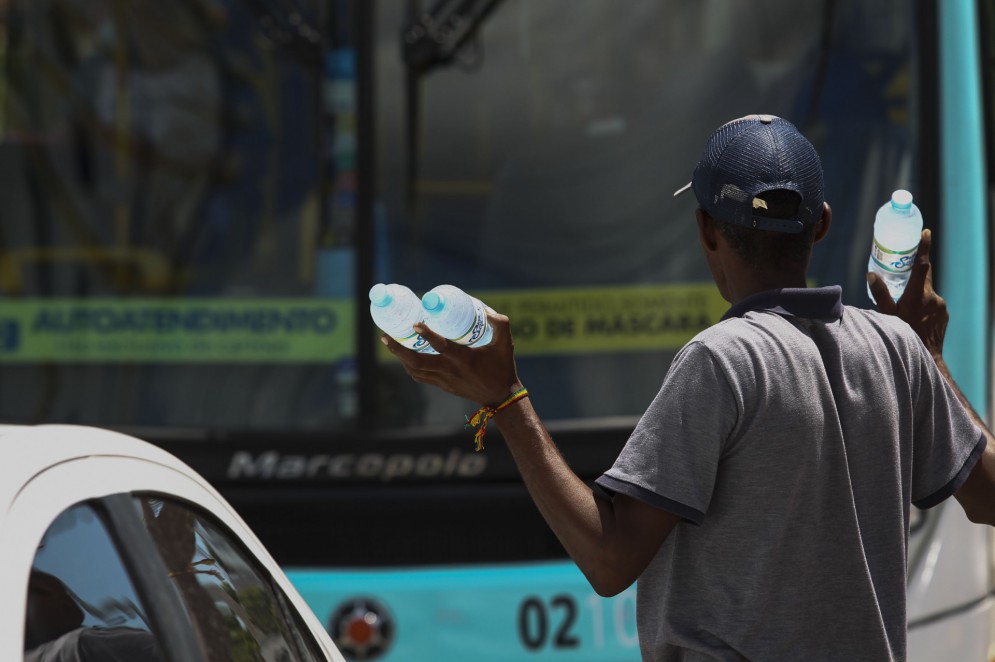 FORTALEZA,CE, BRASIL, 14.04.2022: Ambulante vende água mineral no trânsito da Av. Domingos Olimpio. Onda de calor em Fortaleza.    (Fotos: Fabio Lima/O POVO).(Foto: FABIO LIMA)
