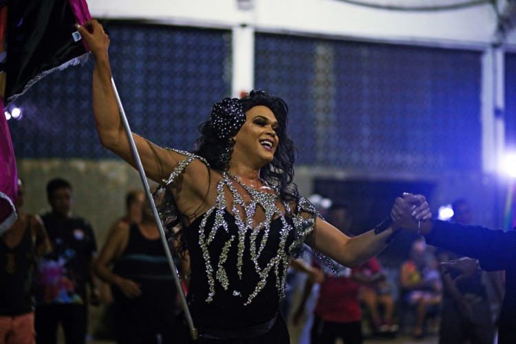 Com seu 1,90 metro, Louise Murelly é a porta-bandeira da Bangay