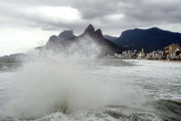 Rio de Janeiro - Frente fria provoca ressaca no mar. Praia do Arpoador, zona sul da cidade (Tânia Rêgo/Agência Brasil)