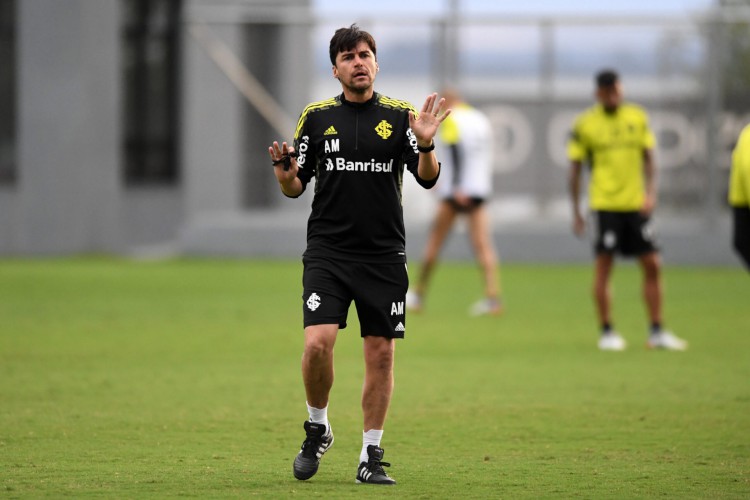 Alexander Medina deixa comando técnico do Internacional às vésperas do jogo entre o Colorado e o Fortaleza, pela Série A 