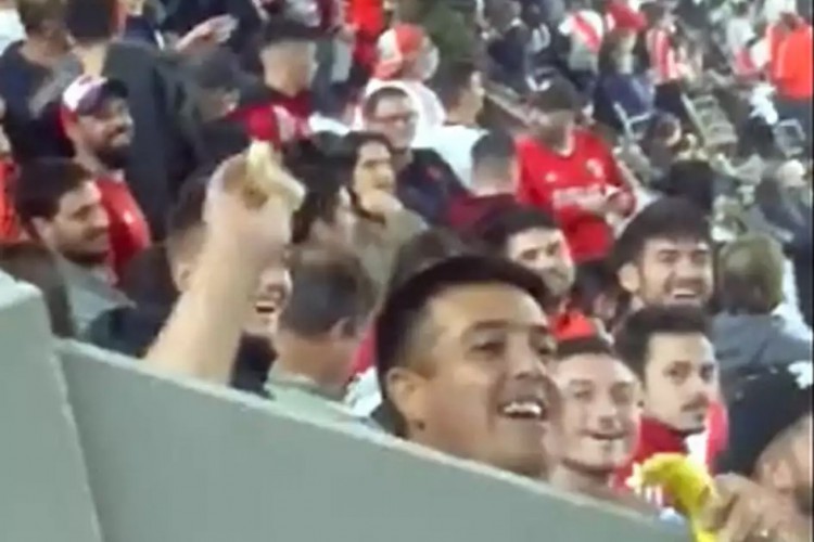 Torcedor do River Plate joga bananas na torcida do Fortaleza em jogo da Libertadores. O caso é tratado como racismo. 