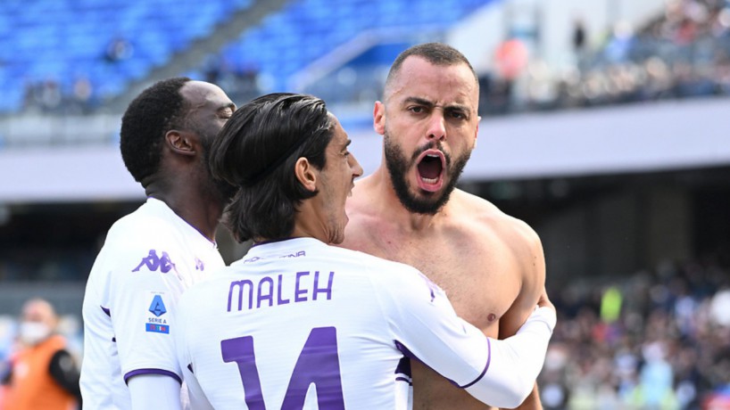 Atacante Arthur Cabral comemora gol no jogo Napoli x Fiorentina, pelo Campeonato Italiano