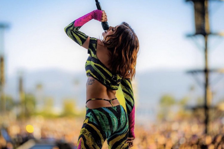 Anitta faz sua estreia no Coachella com muito funk no repertório