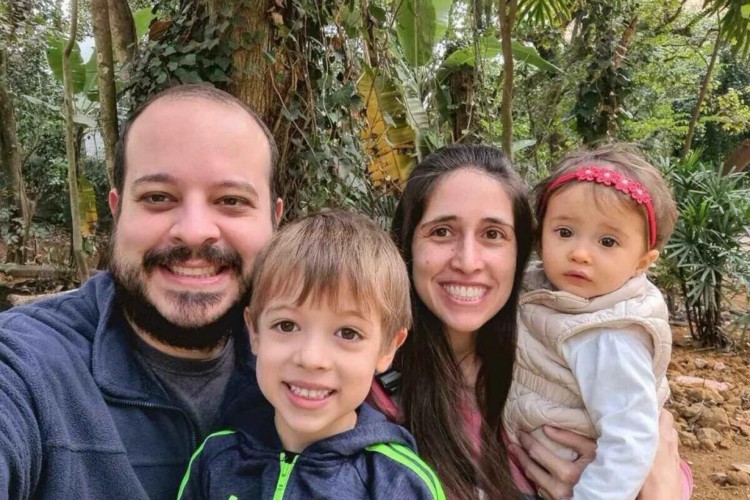 Theo, de cinco anos, com os pais e a irmã, Lis Ribeiro