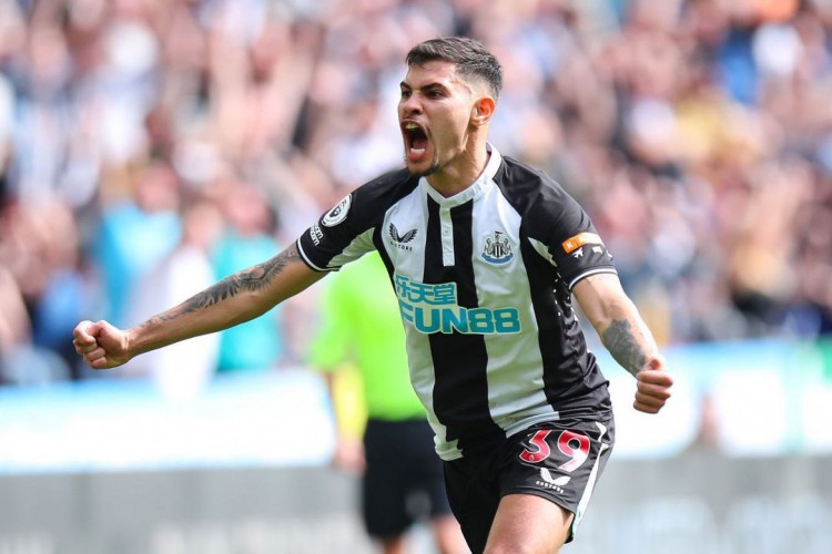 Bruno Guimarães joga atualmente pelo Newcastle e tem sido convocado por Tite para a seleção brasileira com frequência