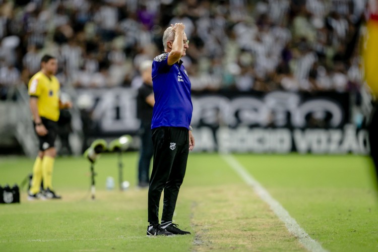 Técnico Dorival Junior durante partida Ceara 1 x 3 Botafogo, na Arena Castelão, pela Série A do Campeonato Brasileiro