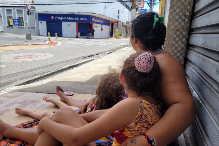 Ana Maria Silva não vive mais na rua, mas precisa de doações para sustentar toda a família. O Domingo de Páscoa em Fortaleza não teve comida na mesa de todos