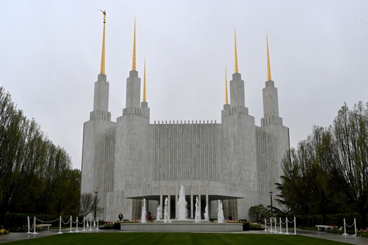 Vista do templo da Igreja de Jesus Cristo dos Santos dos Últimos Dias com suas seis torres em Kensington, Maryland, perto de Washington, DC, 18 de abril de 2022