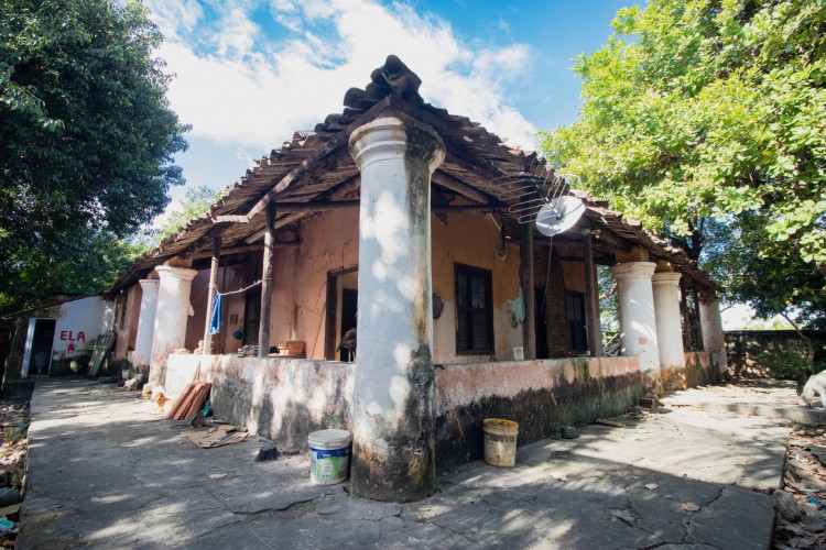 ￼CONSTRUÍDA em 1802, a Chácara Salubre ainda resiste na 
avenida Mister Hull, no Padre Andrade, em Fortaleza