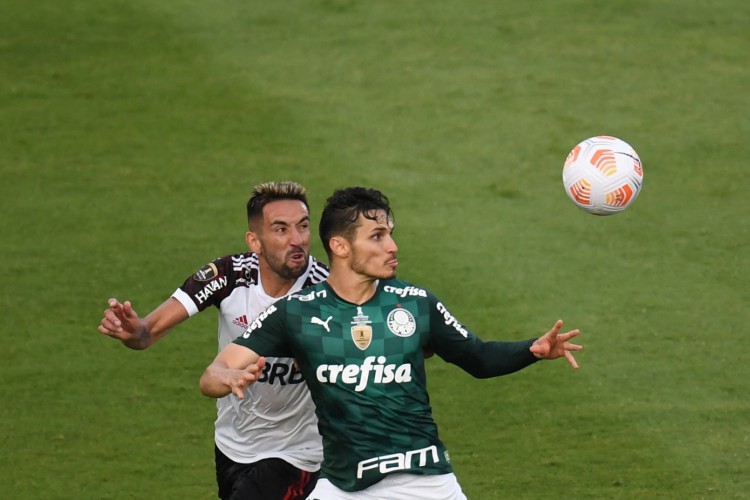 Flamengo e Palmeiras se enfrentam pelo Brasileirão Série A 2022 hoje, 20; onde assistir ao vivo aos jogos do dia e horário. 