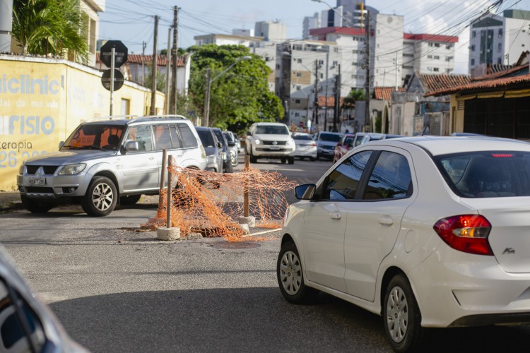 Buraco na rua Eusébio de Sousa com Joaquim Magalhães