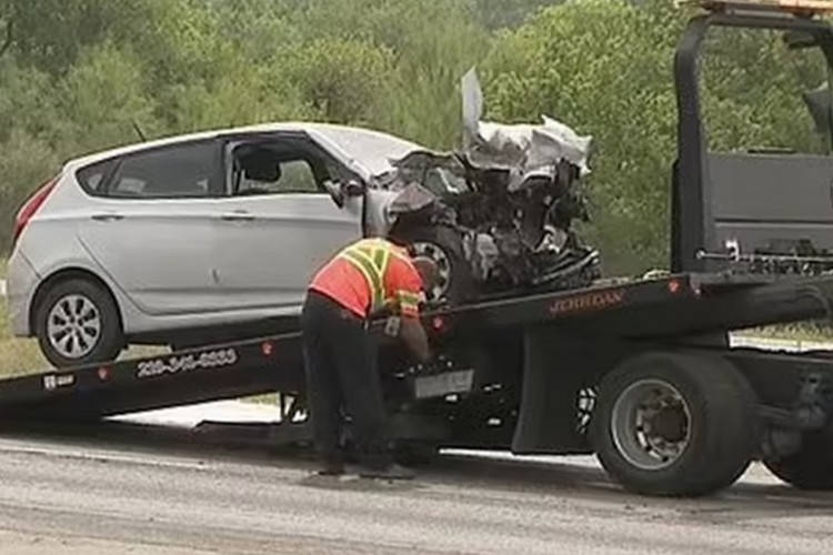 Após agredir e roubar o veículo de uma idosa de 72 anos, um ladrão acabou se envolvendo em um acidente de carro algumas horas depois do crime, o homem não resistiu aos ferimentos e acabou morrendo.