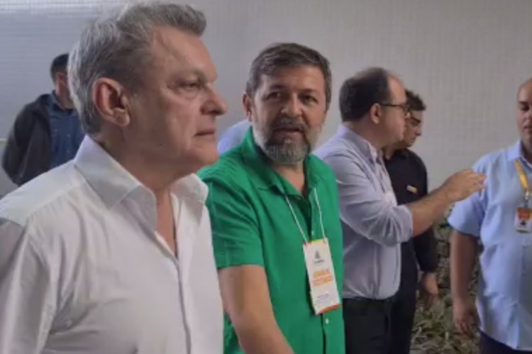 Sarto chegou à reunião acompanhado do vice-prefeito Élcio Batista