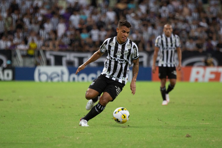 Volante Geovane com a bola no jogo Ceará x Botafogo, na Arena Castelão, pelo Campeonato Brasileiro Série A