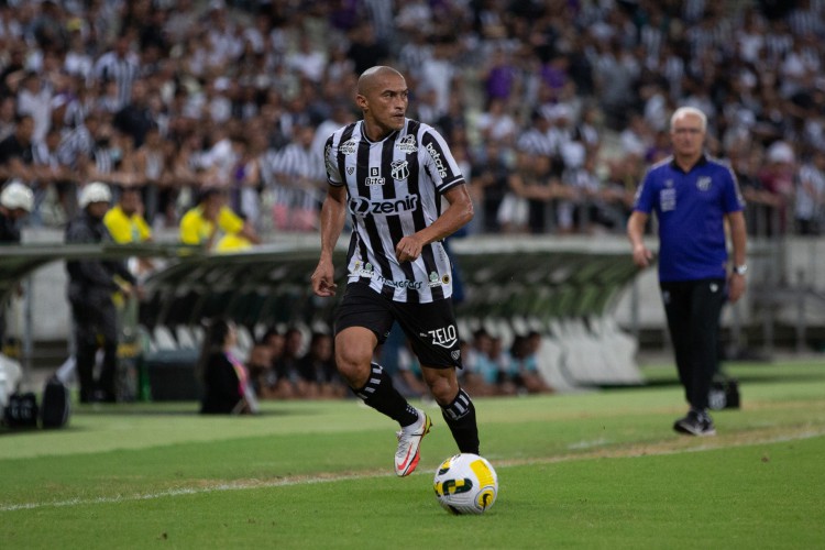 Lateral-direito Nino Paraíba com a bola no jogo Ceará x Botafogo, na Arena Castelão, pelo Campeonato Brasileiro Série A