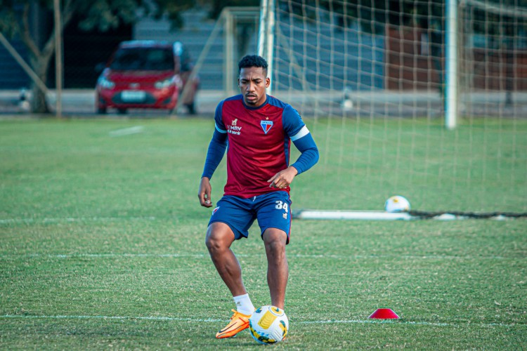 Zagueiro Anthony Landázuri com a bola em treino do Fortaleza 