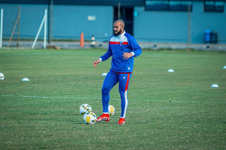 Volante Zé Welison com a bola em treino do Fortaleza no CT do Grêmio, em Porto Alegre/RS