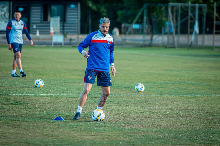 Lucas Crispim diz que Fortaleza se adaptou bem à Libertadores e está focado em conseguir a classificação 