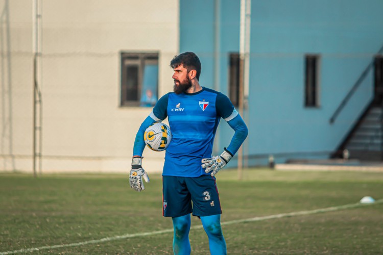 Goleiro Fernando Miguel em treino do Fortaleza no CT do Grêmio, em Porto Alegre/RS