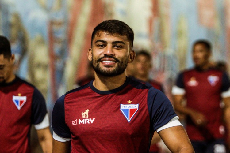 Volante Ronald em treino noturno do Fortaleza no Centro de Excelência Alcides Santos, no Pici