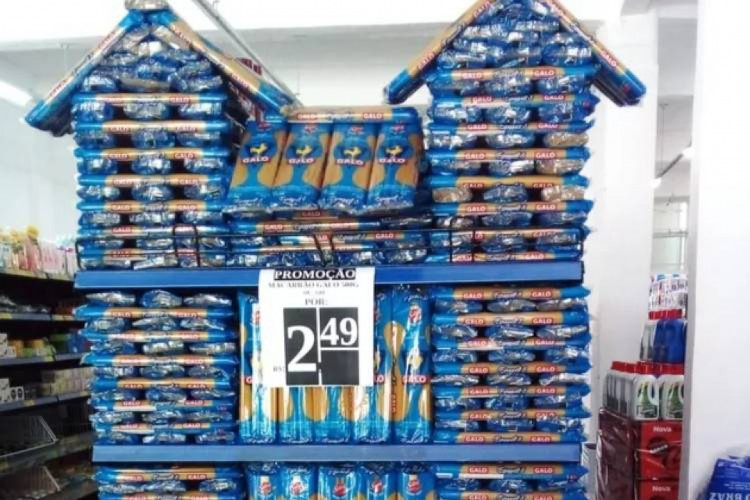 Algumas pessoas entram no supermercado sem a intenção de comprar algo, mas depois de verem as esculturas e a organização 