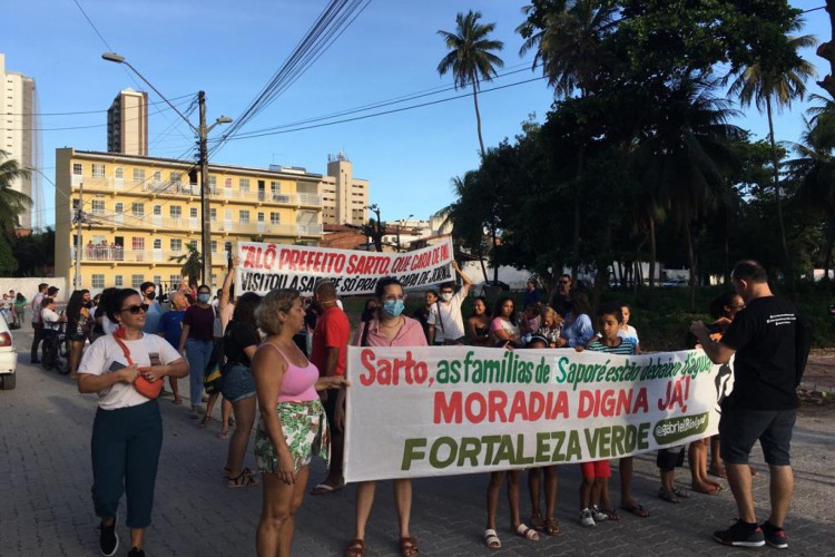 Com faixas e cartazes, manifestantes pediram plano de reassentamento e moradia digna durante caminhada 