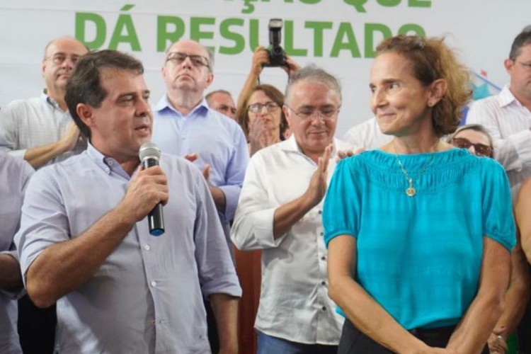 O presidente da Assembleia Legislativa do Ceará (AL-CE), deputado estadual Evandro Leitão (PDT), nesta sexta-feira, 22, com a governadora Izolda Cela (PDT) durante inauguração da Escola Estadual de Educação Profissional (EEEP) Gerardo Cristino de Menezes, em Coreaú.