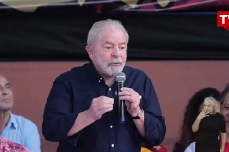 o ex-presidente Lula (PT) participa de evento com jovens em cidade de São Paulo.