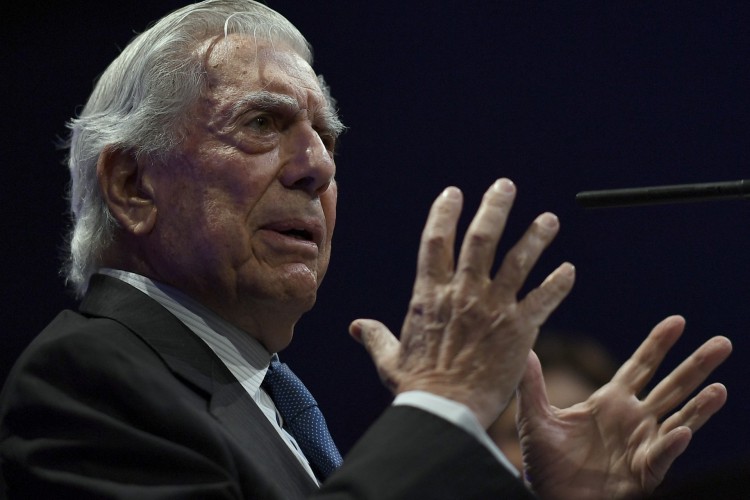 Mario Vargas Llosa está internado em decorrência do coronavírus