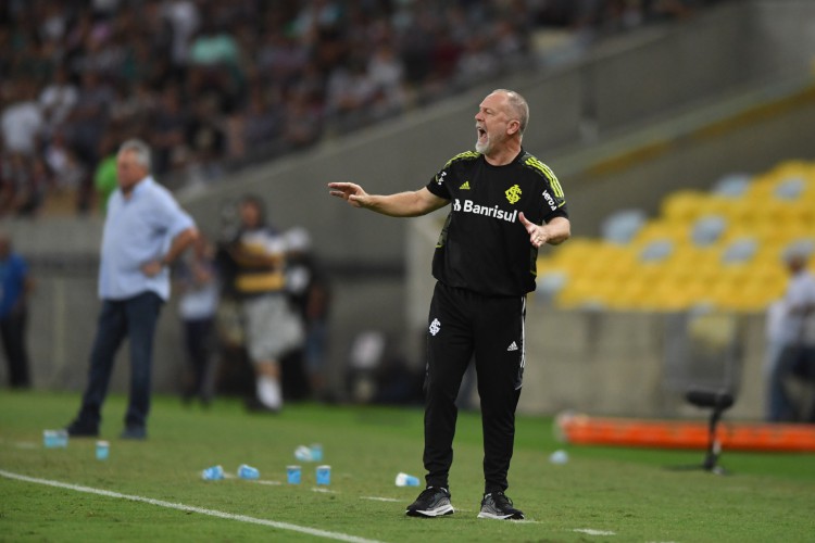 Técnico Mano Menezes à beira do campo no jogo Fluminense x Internacional, no Maracanã, pela Série A