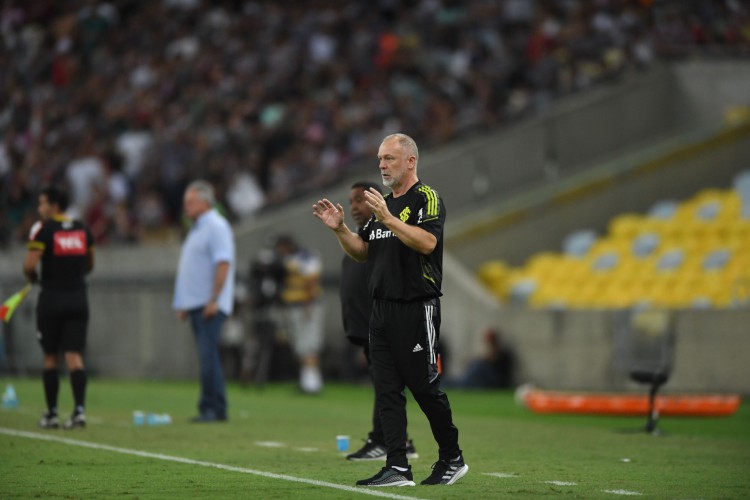 Técnico Mano Menezes à beira do campo no jogo Fluminense x Internacional, no Maracanã, pela Série A