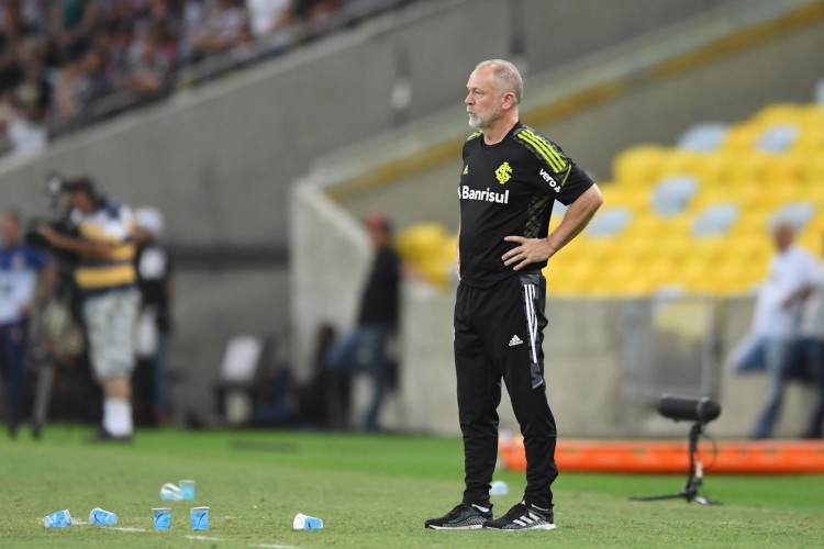 Técnico Mano Menezes à beira do campo no jogo Fluminense x Internacional, no Maracanã, pela Série A