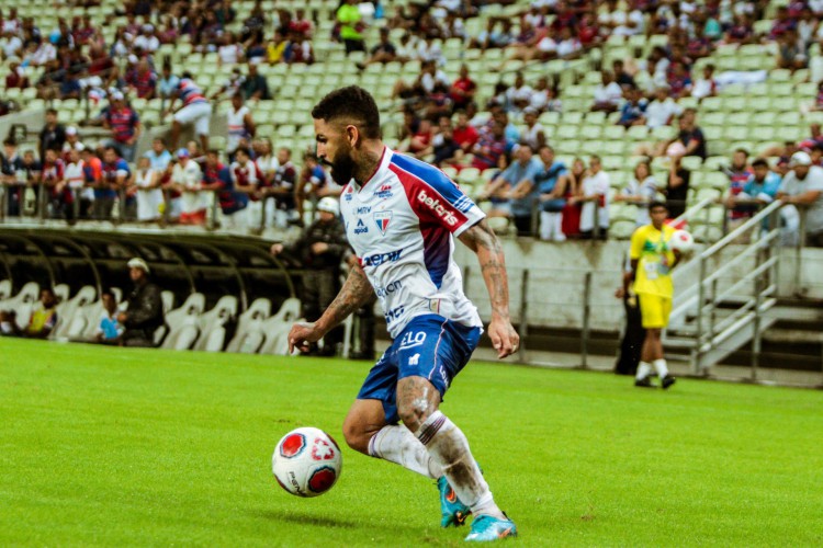 Atacante Romarinho com a bola no jogo Caucaia x Fortaleza, na Arena Castelão, pela final do Campeonato Cearense 2022