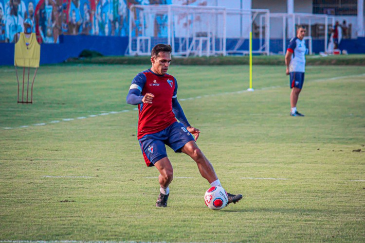 Atacante Robson com a bola em treino do Fortaleza no Centro de Excelência Alcides Santos, no Pici