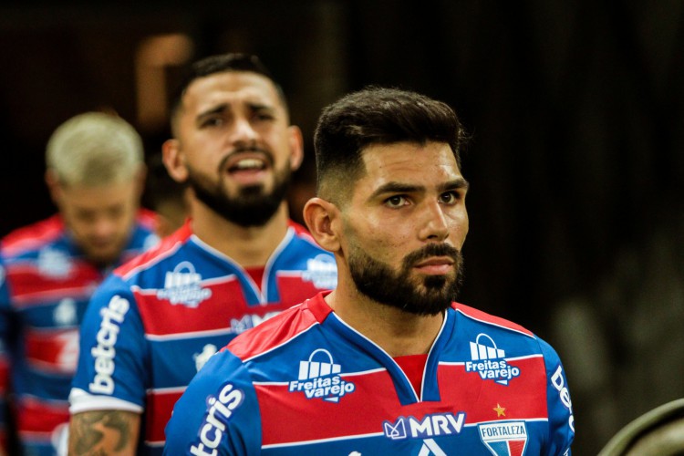 Atacante Silvio Romero no jogo Fortaleza x Vitória, na Arena Castelão, pela Copa do Brasil