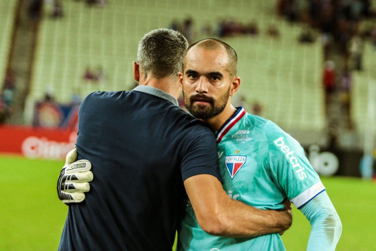 Técnico Juan Pablo Vojvoda e goleiro Max Walef se abraçam após jogo Fortaleza x Vitória, na Arena Castelão, pela Copa do Brasil