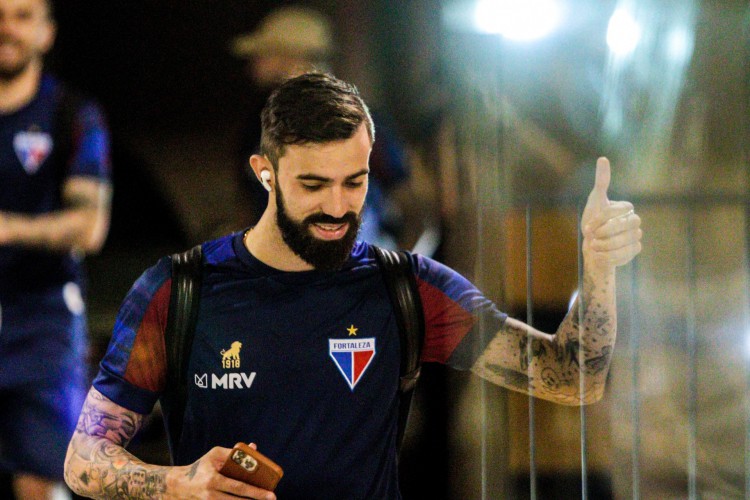 Meia Matheus Vargas na chegada à Arena Castelão para o jogo Caucaia x Fortaleza, pela final do Campeonato Cearense 2022